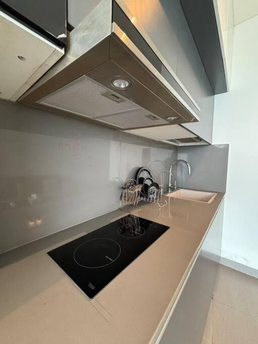 Countryside Luxury Suites - Supernova Noida นิวเดลี ภายนอก รูปภาพ