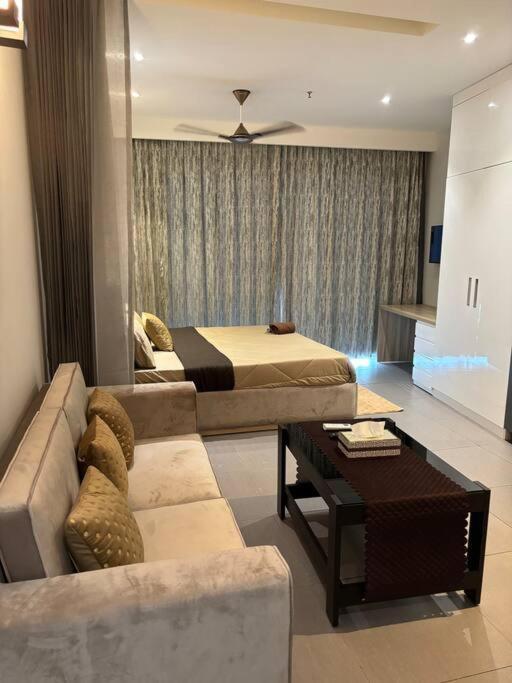 Countryside Luxury Suites - Supernova Noida นิวเดลี ภายนอก รูปภาพ