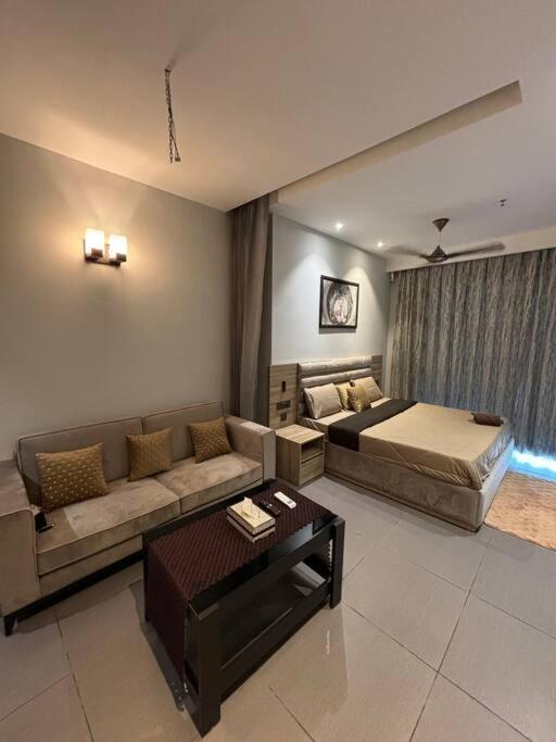Countryside Luxury Suites - Supernova Noida นิวเดลี ภายนอก รูปภาพ
