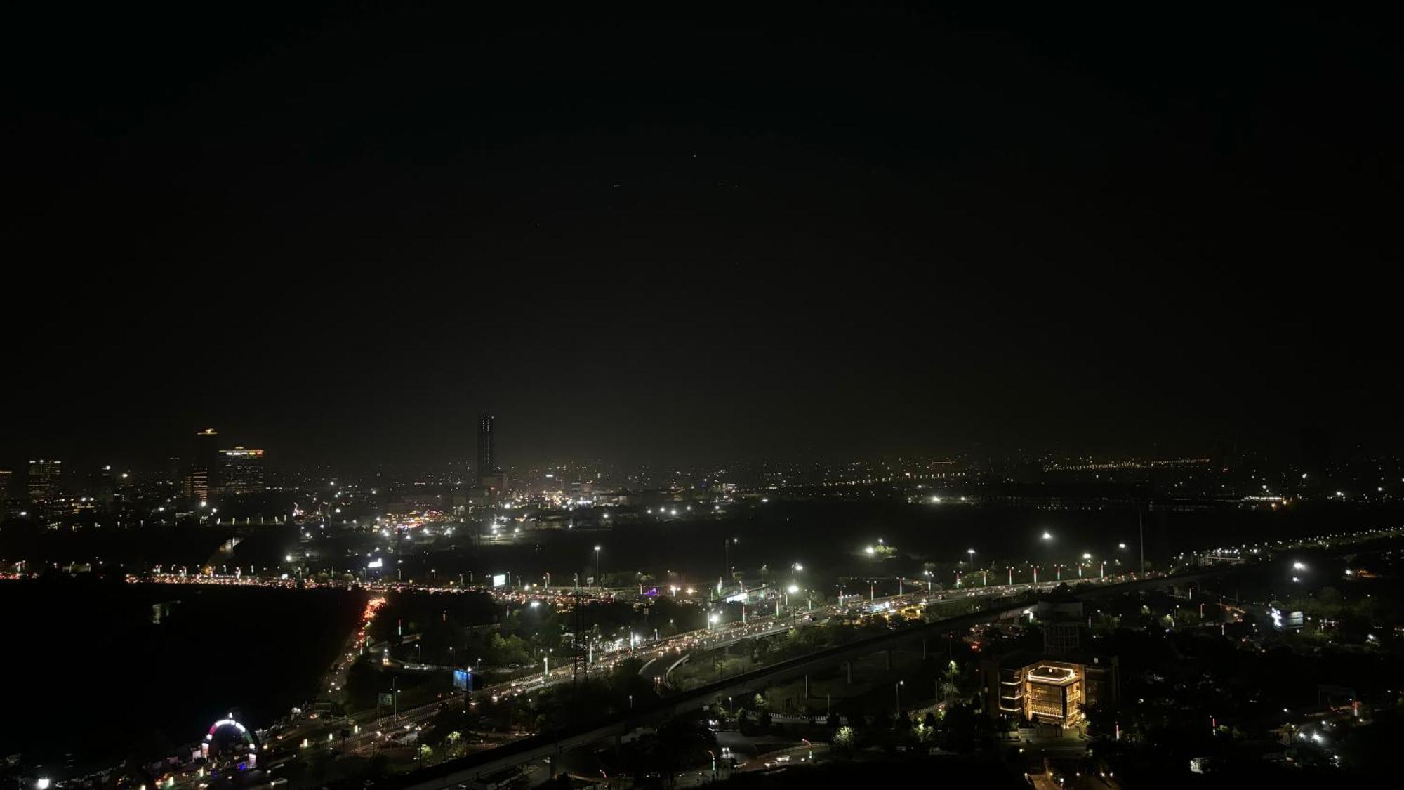 Countryside Luxury Suites - Supernova Noida นิวเดลี ภายนอก รูปภาพ
